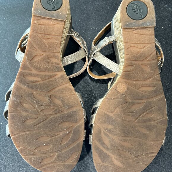 Nurture Gold Roses Sandals Size 7.5 - Picture 4 of 5